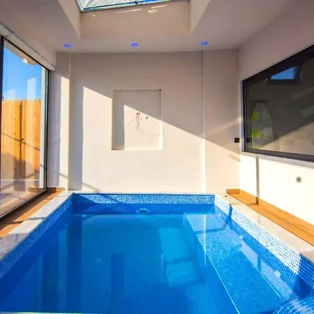 Kalkan'da Kiralık ıç Ve Dış Havuzlu Balayı Villası *
