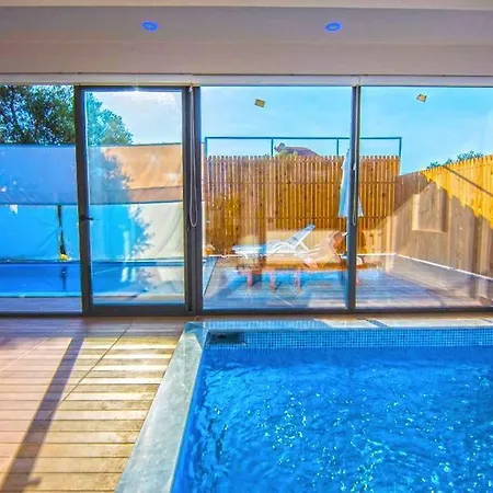 Kalkan'da Kiralık ıç Ve Dış Havuzlu Balayı Villası Villa