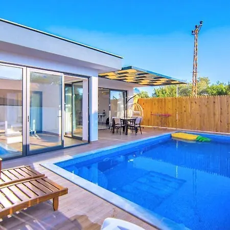 Kalkan'da Kiralık ıç Ve Dış Havuzlu Balayı Villası Villa